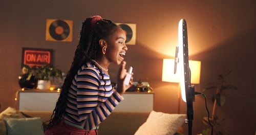 jovem negra gravando olhando para uma ring light - divulgação criativa - Assaí Atacadista