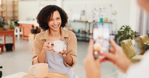 jovem negra posando para foto sorrindo e segurando uma xícara - Assaí Atacadista - storytelling