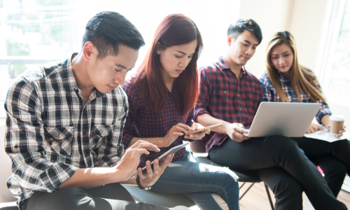 jovens acessando a internet pelo celular e notebook - meios de comunicação - assaí atacadista