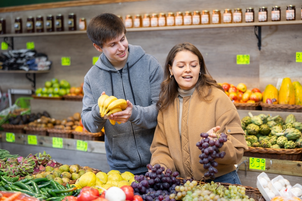 jovens brancos escolhendo frutas em um hortifruti - frutas e verduras - Assaí Atacadista