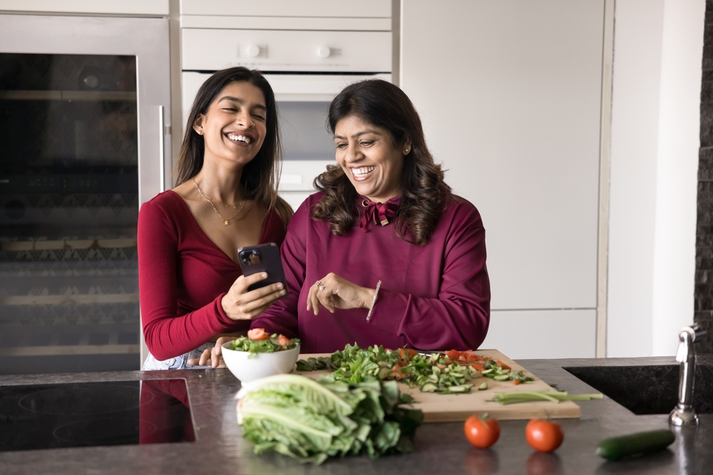 mãe e filha preparando salada em uma cozinha - PANCs - Assaí Atacadista