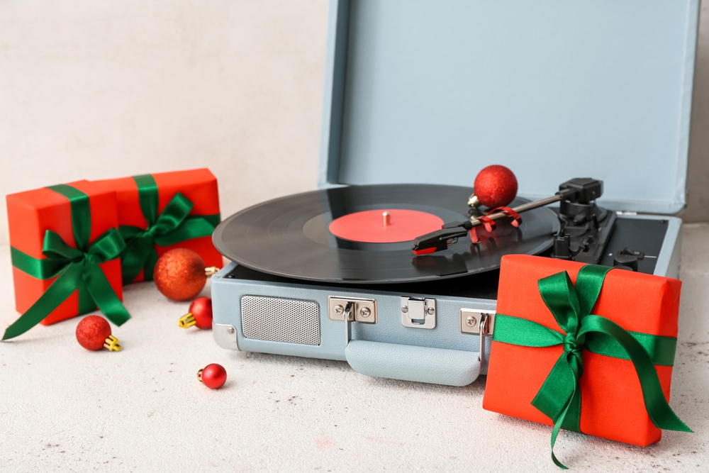 maleta com toca-disco e caixas de presentes natalinas em volta - marketing sensorial - Assaí Atacadista