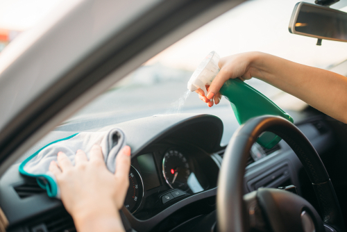 mãos brancas limpando a parte interna de um carro - Assaí Atacadista - entregas com veículo