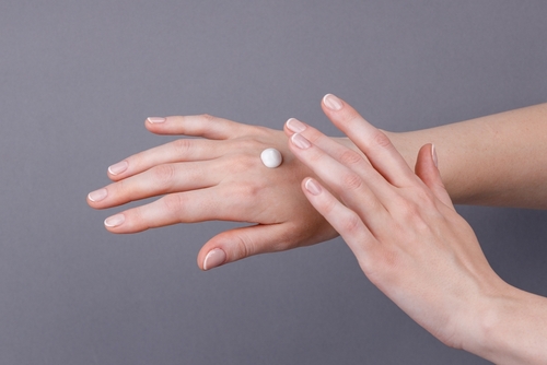 mãos de uma pessoa branca com creme hidratante-produtos Dove-Assaí Atacadista