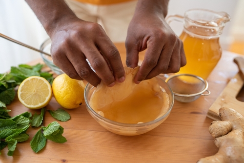 mãos de uma pessoa negra preparando o SCOBY de uma kombucha - Assaí Atacadista