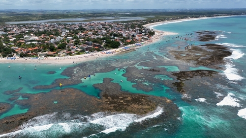 mar e cidade de Porto de Galinhas em pernambuco, vista do alto - destinos de viagem - Assaí Atacadista