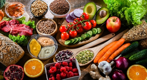 mesa com alimentos diversos, como frutas, legumes, verduras, carne e grãos - Assaí Atacadista - equilíbrio