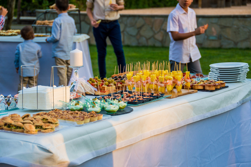 mesa com comida em um buffet de festa - Assaí Atacadista