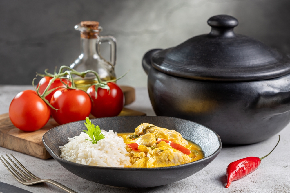 Mesa com prato de moqueca de peixe com caju - receitas com frutas - Assaí Atacadista