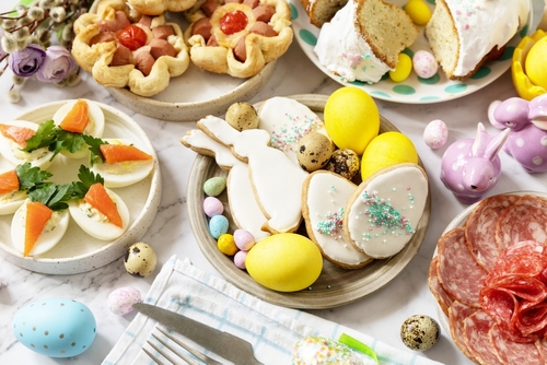 mesa com pratos diversos de páscoa, com biscoitos, ovos de codorna e mais - Assaí Atacadista - encomendas de páscoa