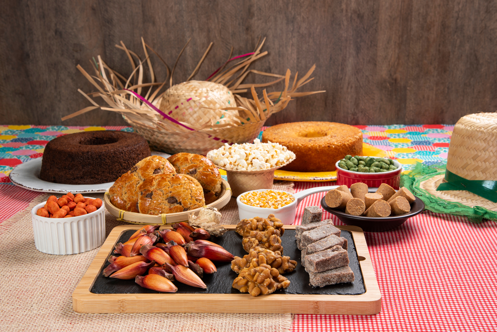 mesa com produtos típicos de festa junina - Dia de São João - Assaí Atacadista