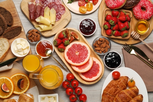 mesa com vários alimentos coloridos em recipientes de madeira - brunch - Assaí Atacadista