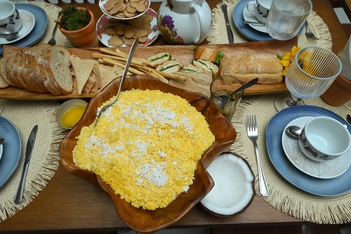 mesa posta com cuscuz de coco nordestino em destaque - snacks de Carnaval - Assaí Atacadista - Imagem: Shutterstock