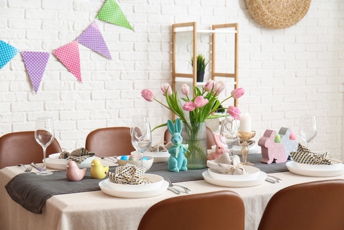 mesa posta com decoração de Páscoa - Assaí Atacadista