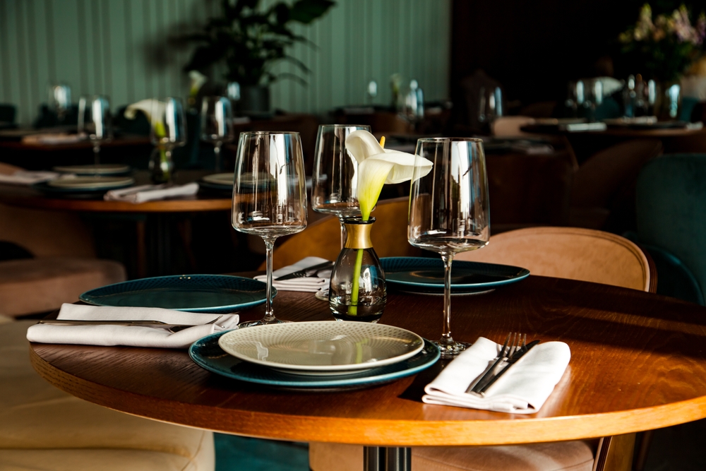 mesa posta em um restaurante - comércios transformadores - Assaí Atacadista