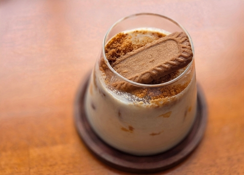 mingau de café em um copo de vidro com uma bolacha-sobremesas com café-Assaí Atacadista