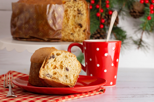 minipanetone em um prato vermelho com uma xícara vermelha - sobremesas low carb - Assaí Atacadista