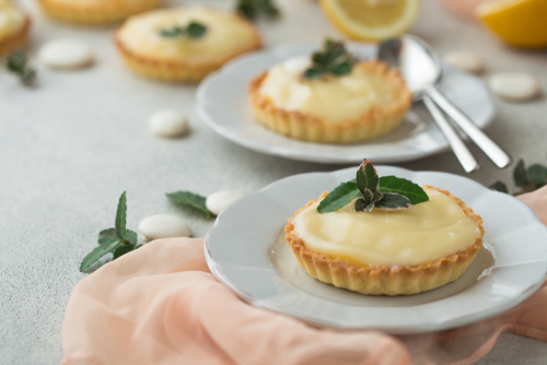 minitortas de limão em pratos de sobremesa - receitas de doces - Assaí Atacadista