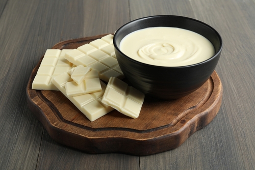 mousse de chocolate branco em um potinho - receitas de doces - Assaí Atacadista