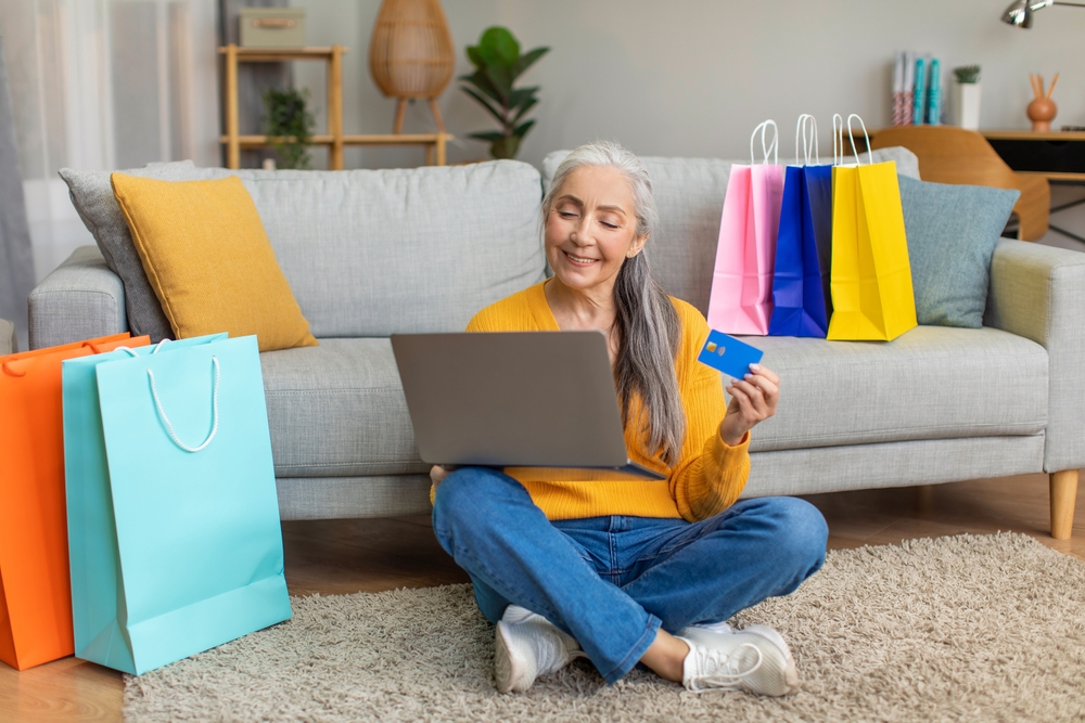 mulher branca sênior fazendo compras online com notebook - economia doméstica - Assaí Atacadista