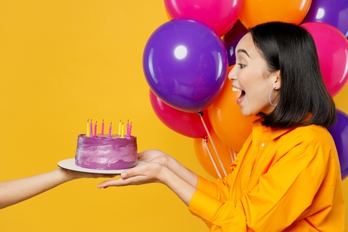 mulher cliente impressionada com bolo de aniversário - Assaí Atacadista