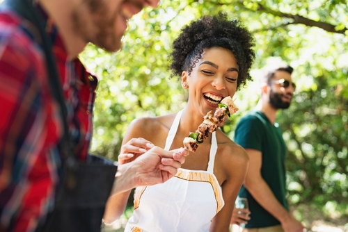 mulher comendo churrasquinho - assaí atacadista