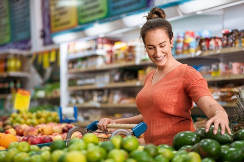 mulher comprando frutas para o outono - assaí atacadista