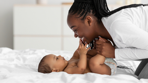 mulher negra mãe e bebe filho com fralda - fralda no Assaí Atacadista