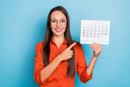 mulher empreendedora com calendário - dicas para empreendedor sobre datas comemorativas - Assaí Atacadista
