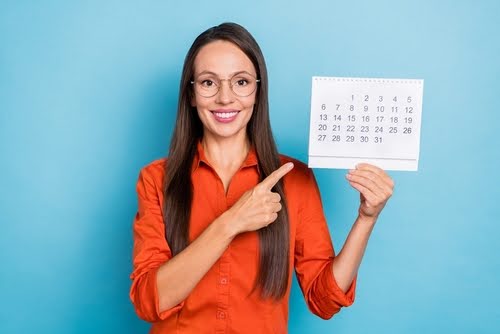 mulher empreendedora com calendário - dicas para empreendedor sobre datas comemorativas - Assaí Atacadista