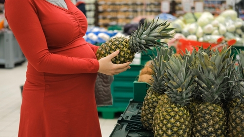 mulher grávida comprando abacaxi no Assaí Atacadista - frutas de verão - dia de Hortifrúti