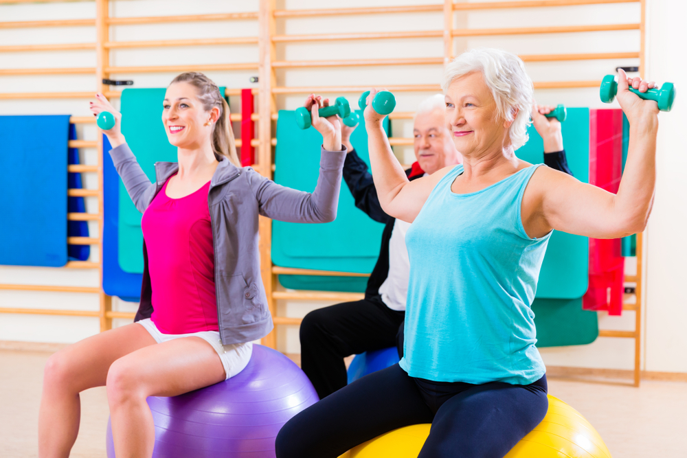 mulher idosa, mulher adulta e homem idoso fazendo exercícios - realização pessoal - Assaí Atacadista