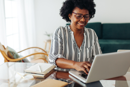 mulher negra com o notebook estudando sobre empreendedorismo - assaí atacadista