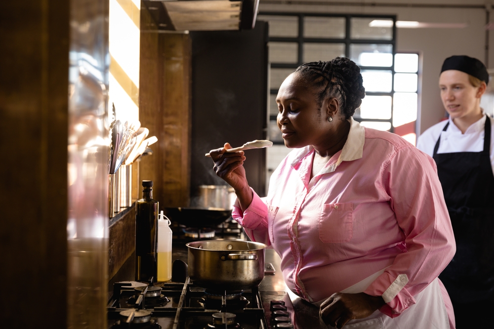 mulher negra cozinheira em um restaurante - estoque de alimentos - Assaí Atacadista