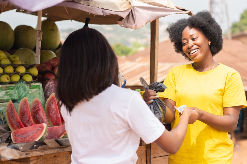 mulher negra fazendo uma venda feliz - economia doméstica - Assaí Atacadista