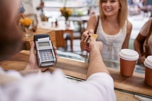 mulher pagando pelo café em um quiosque - quiosques - assaí atacadista