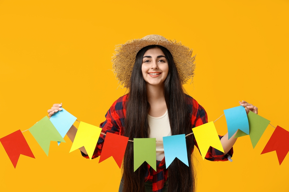 mulher segurança bandeirinhas de festa junina - Assaí Atacadista