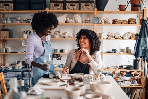 mulheres em um ateliê de cerâmica representando um casal sáfico - presentes para o Dia dos Namorados - Assaí Atacadista