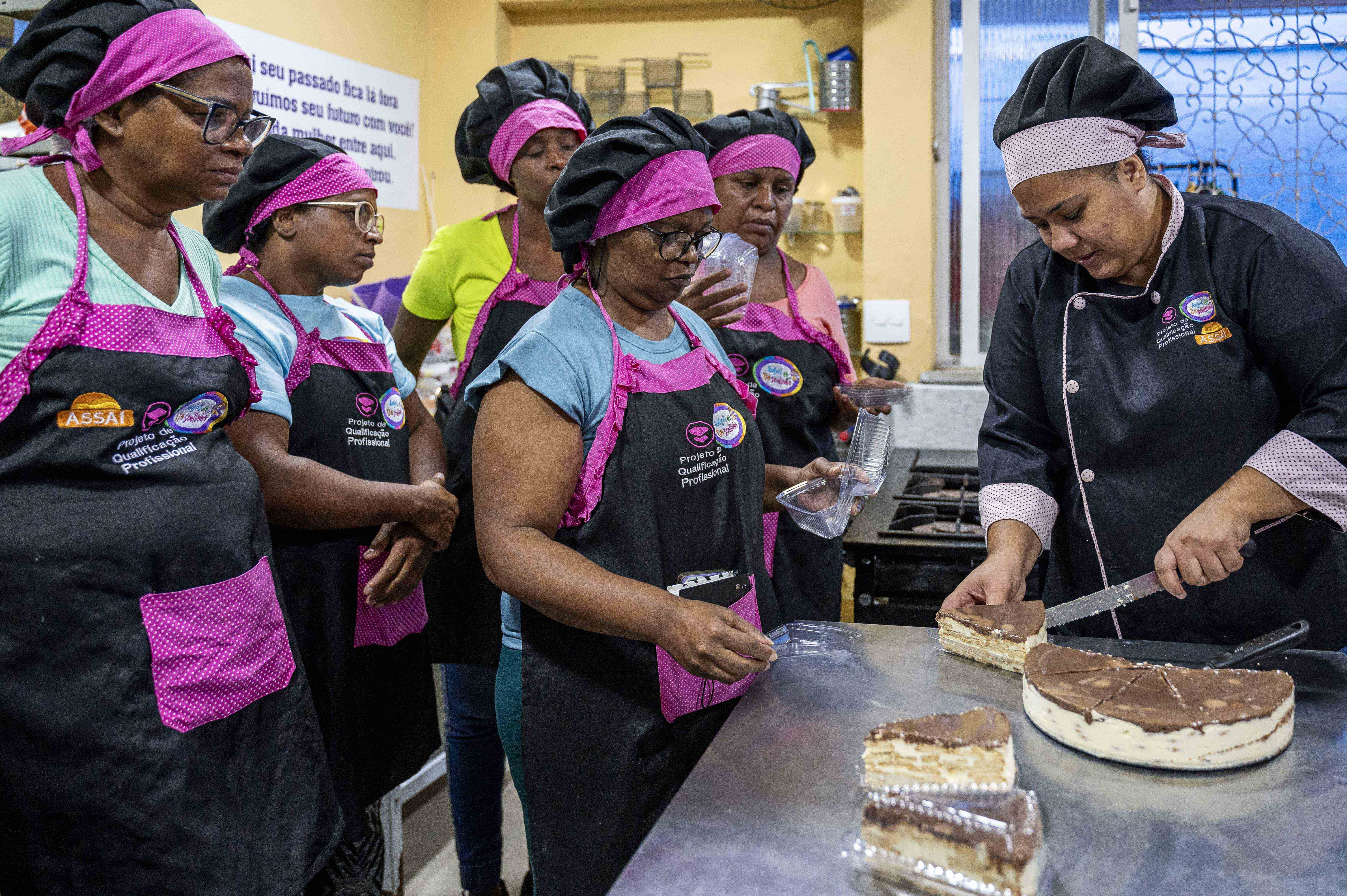 Mulheres negras aprendendo sobre bolo - Anjos da Tia Stelinha - Instituto Assaí - Relatório Anual 2024