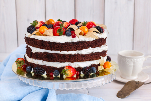 Naked cake - tipos de bolos de aniversário - Assaí Atacadista