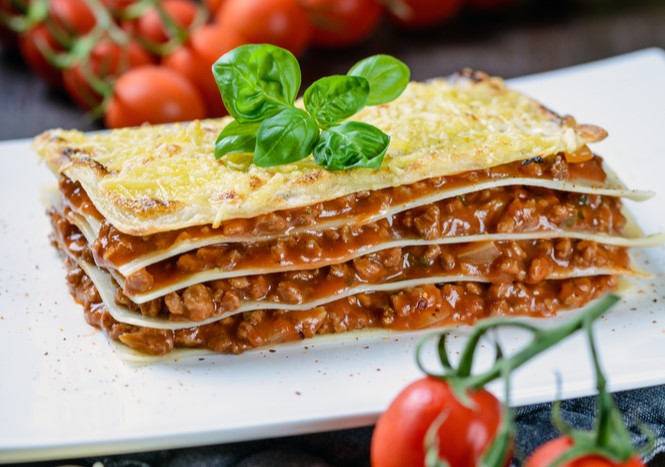 Natal vegetariano - prato com uma fatia de lasanha recheada com proteína de soja - Assaí Atacadista