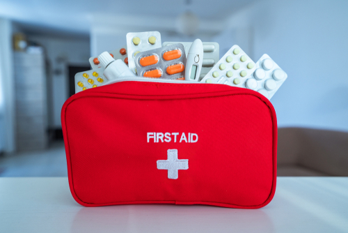 nécessaire vermelha com medicações diversas saindo - feriado de Páscoa - Assaí Atacadista