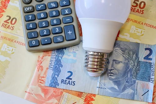 notas de dinheiro com uma calculadora e uma lâmpada - lista de compras - Assaí Atacadista