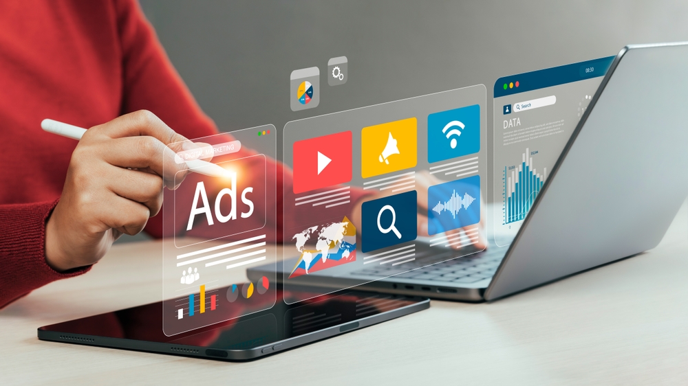 notebook e tablet com ícones vetoriais - Assaí Atacadista - Dia do Empreendedor