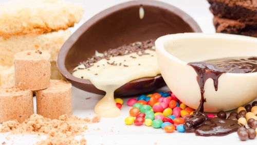 ovo de Páscoa com chocolate branco e chocolate ao leite e outros doces - renda extra na Páscoa - Assaí Atacadista