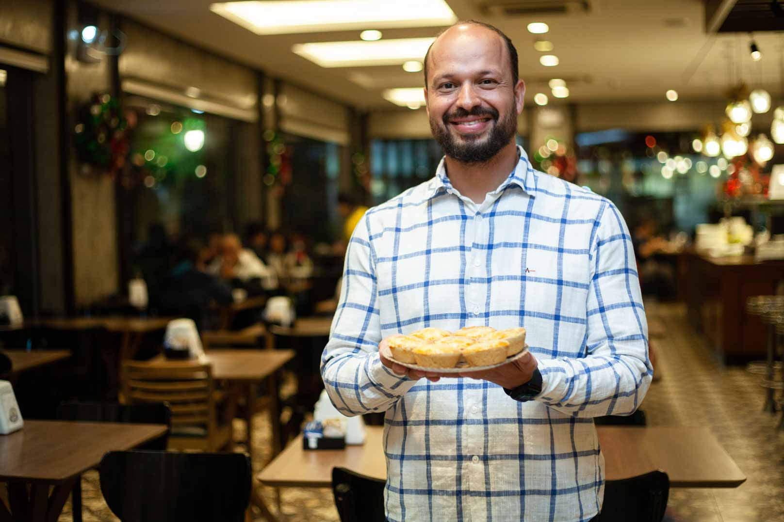 Homem segurando prato com salgados