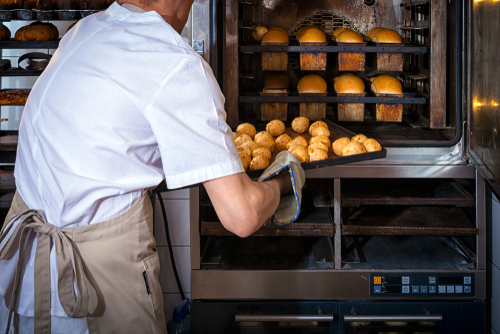 padeiro preparando pão de queijo - Assaí Atacadista