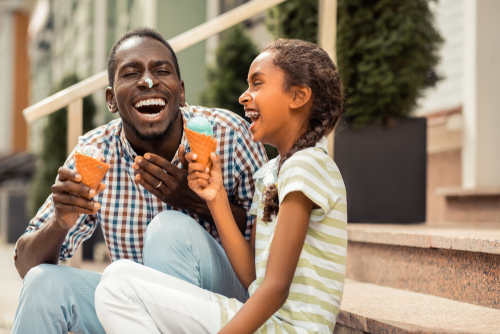 pai e filha comendo sorvete e rindo - sorvete no Assaí Atacadista