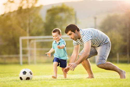 pai e filho brincando de bola - Dia dos Pais - Assaí Atacadista