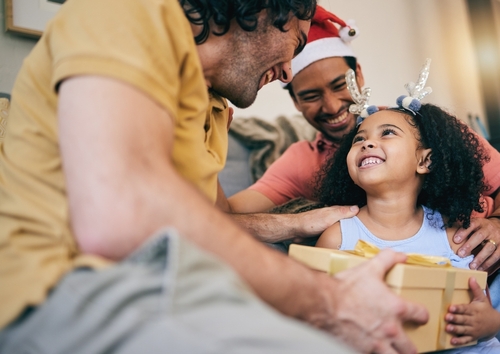 pais dando um presente de Natal para filha criança - Assaí Atacadista